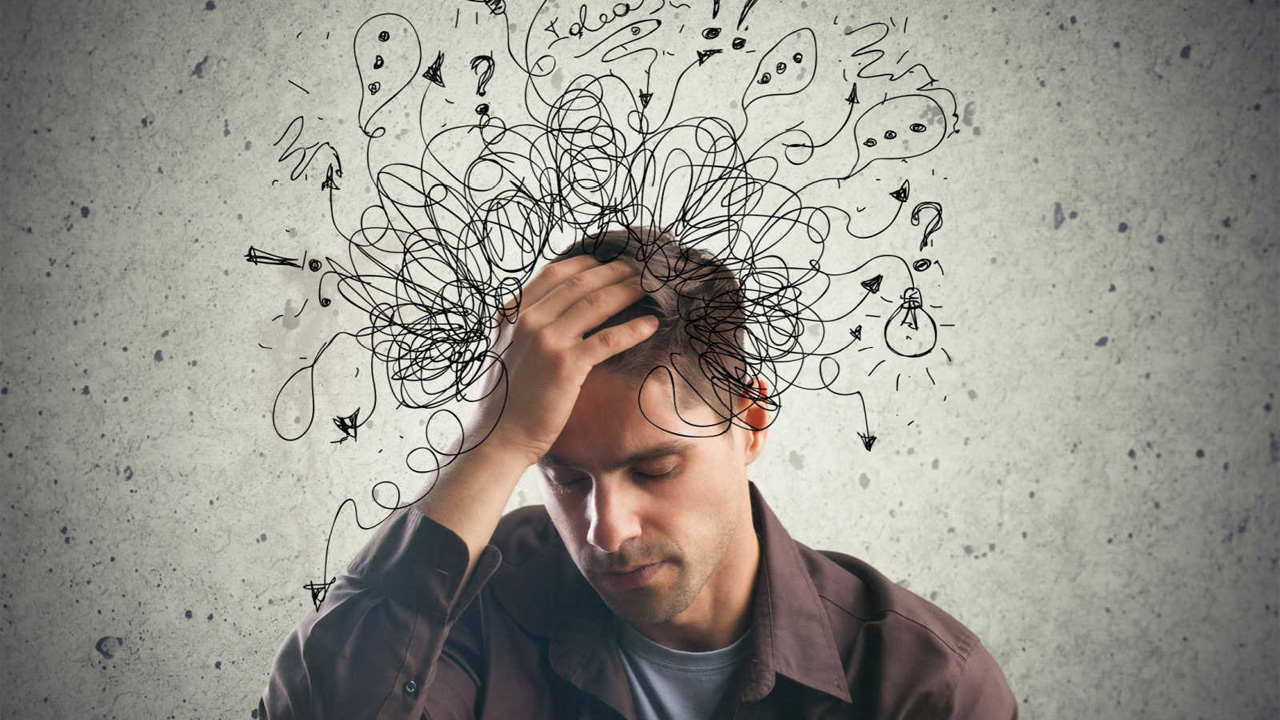 Photographie d'un jeune homme qui se tient la tête